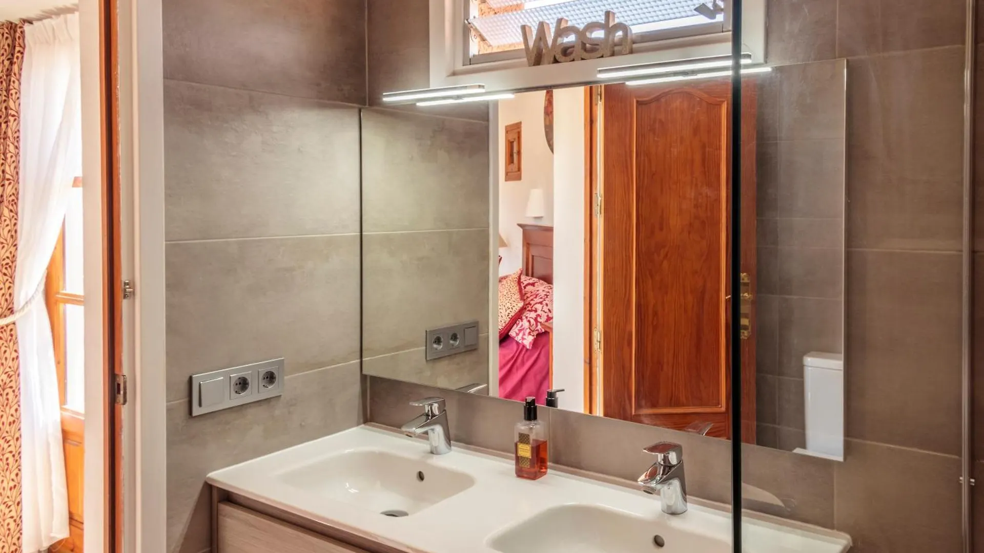 Casa De La Roca - A Beautiful 2 Bed/2 Bath Detached Villa Almeria